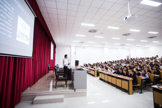 首期銷售顧問班學員認真學習專業(yè)課程