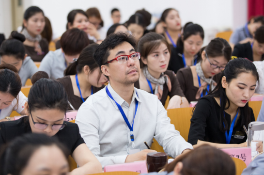 首期銷售顧問班學員認真學習專業(yè)課程